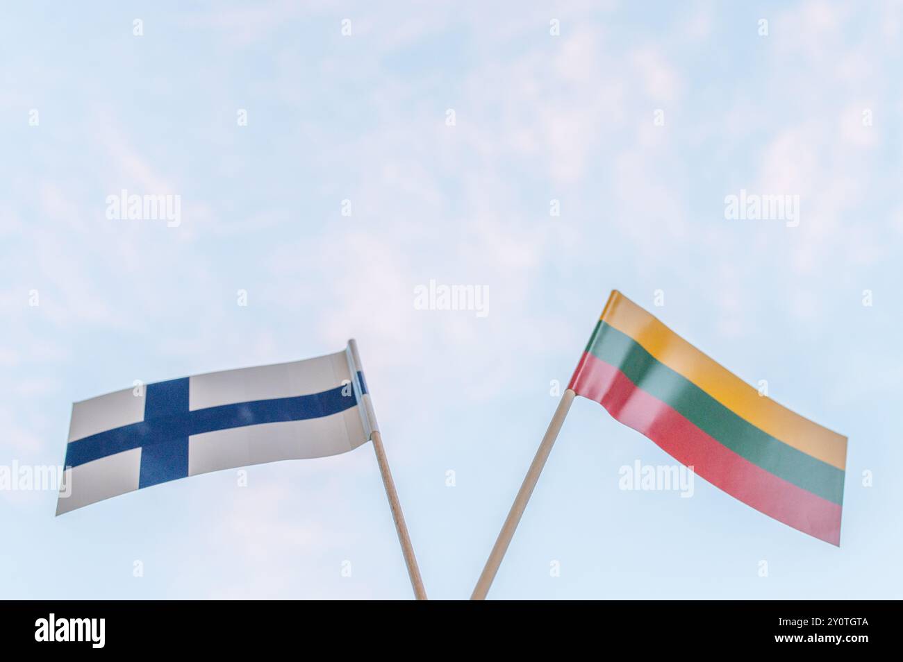Les lituaniens achètent des mouettes d'Helsinki. Stade Finalnd. Équipe de basket-ball d'Helsinki. Drapeau de la Lituanie et drapeau de la Finlande sur un fond de ciel Banque D'Images