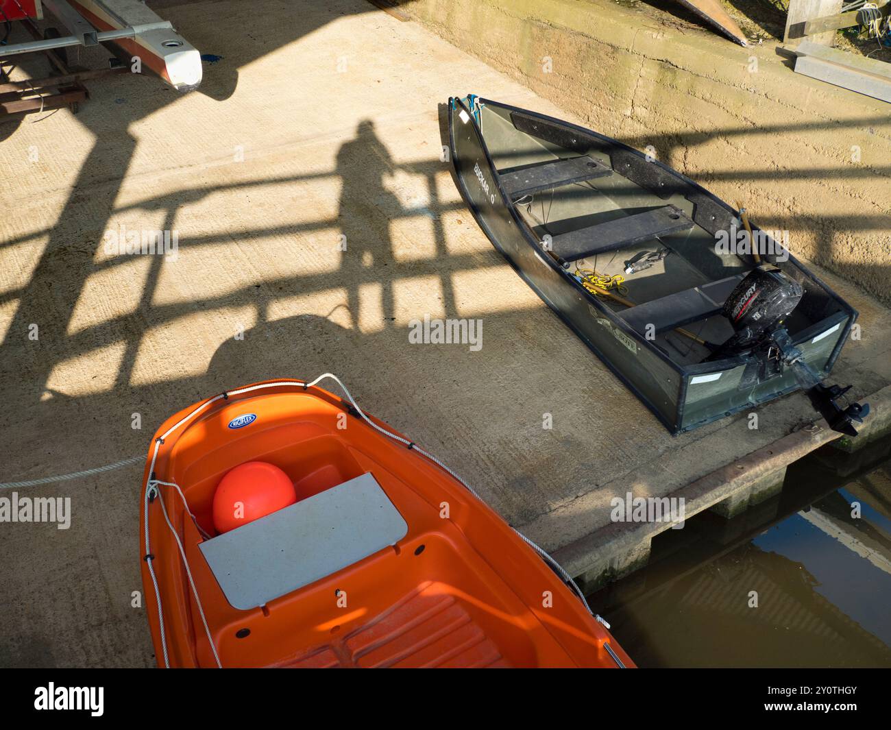 Ombres et canots à Radley Boathouse. Fondée en 1921 et située sur une belle partie de la Tamise dans l'Oxfordshire, Radley Boathouse a été Ser Banque D'Images