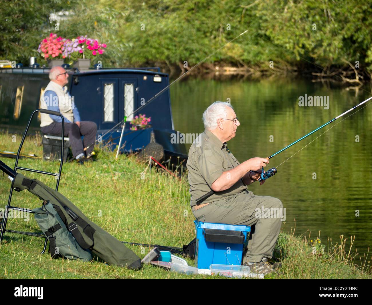 Pêcheurs par Abingdon Weir sur la Tamise. Relaxation lente... La rivière traverse le cœur d'Abingdon, qui prétend être la plus ancienne ville de Brit Banque D'Images