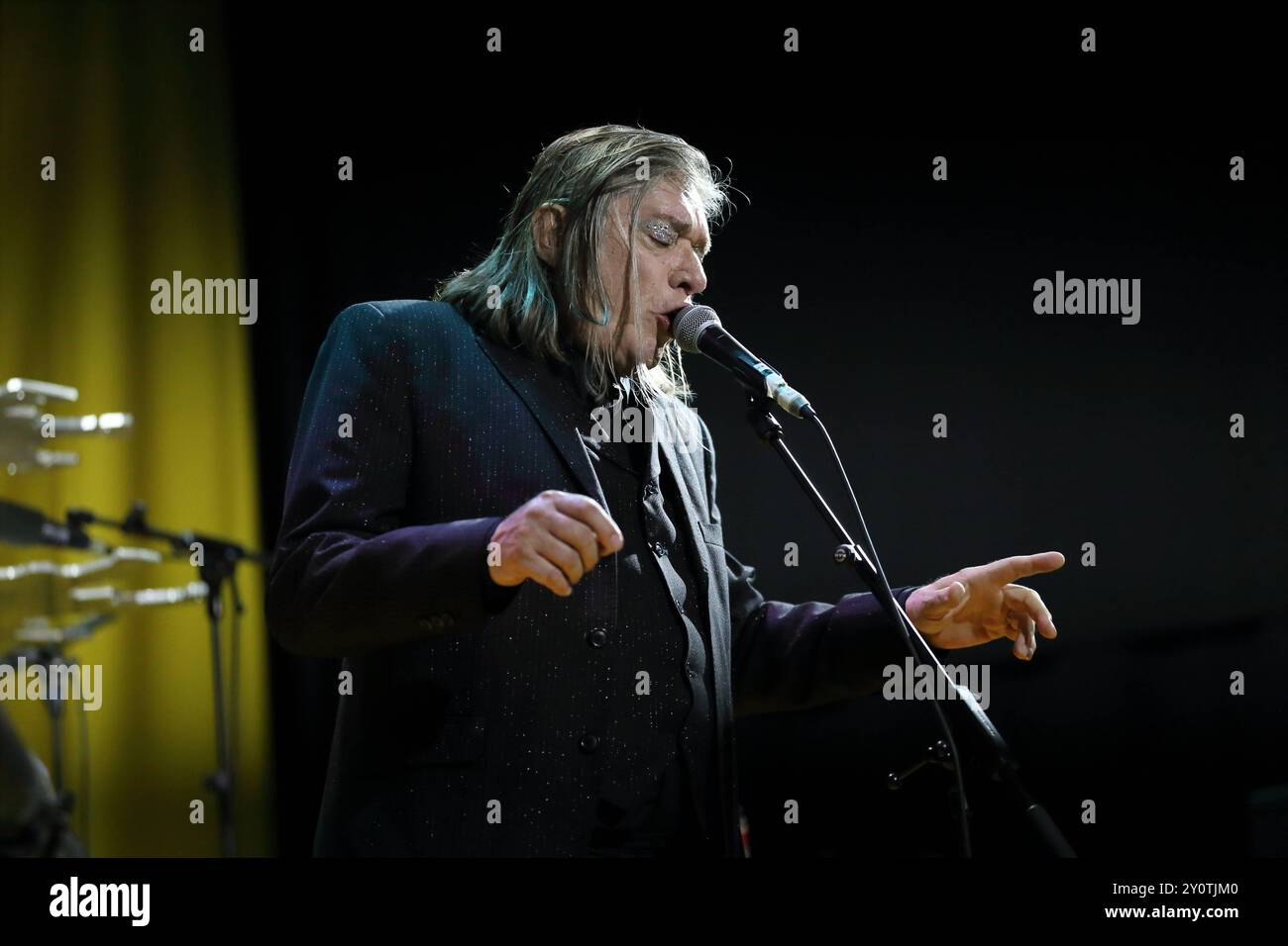 Blixa Bargeld von der Band Einstürzende Neubauten BEI einem Konzert im Waschhaus in Potsdam, 3. Septembre 2024. Einstürzende Neubauten Konzert Potsdam *** Blixa Bargeld du groupe Einstürzende Neubauten lors d'un concert au Waschhaus de Potsdam, le 3 septembre 2024 Einstürzende Neubauten concert Potsdam Banque D'Images