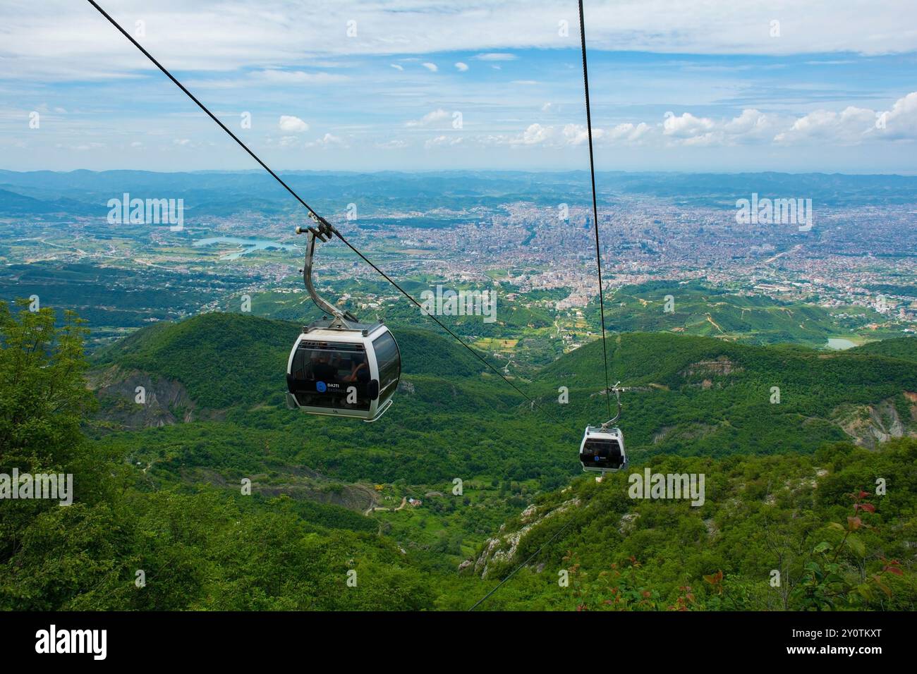 Tirana, Albanie - mai 31 2024. Les téléphériques montent le mont Dajti de la station inférieure à la station supérieure sur Dajti Ekspres, offrant une vue panoramique à couper le souffle Banque D'Images