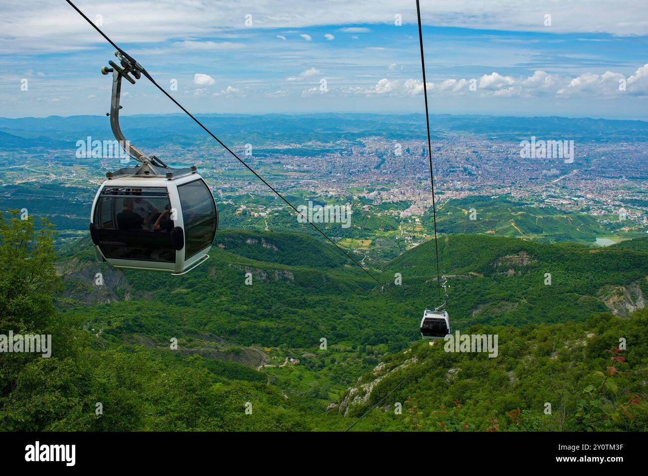 Les téléphériques montent le mont Dajti, offrant une vue panoramique à couper le souffle sur le paysage urbain tentaculaire en contrebas et la campagne verdoyante environnante Banque D'Images