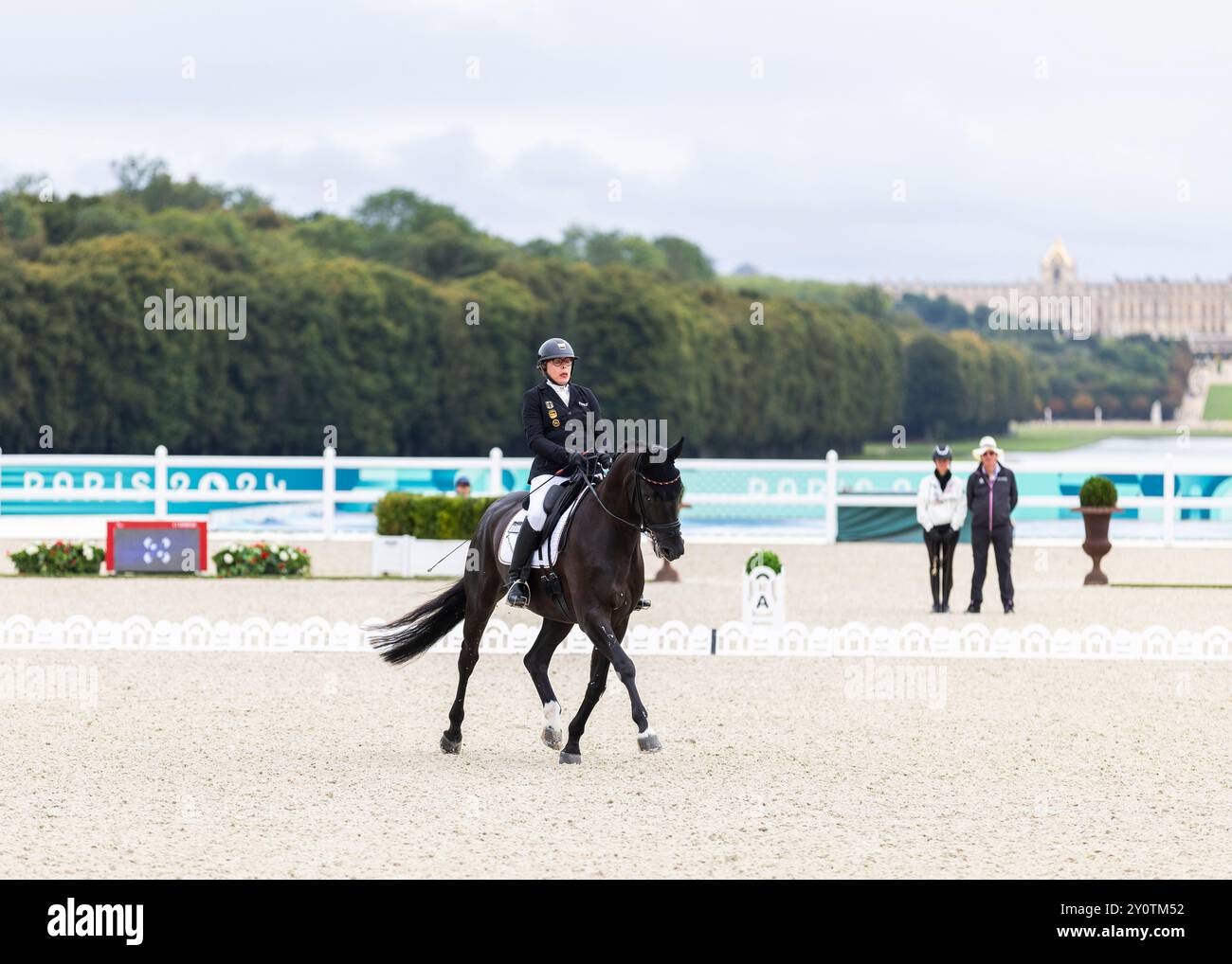 PARIS, FRANCE - 03 SEPTEMBRE : Heidemarie DRESING (GER), Startclass Grade II, agit lors des compétitions para équestres (dressage) au Chaeteau de Versailles des Jeux paralympiques d'été de Paris 2024 le 03 septembre 2024 à Paris, France. (Photo de Mika Volkmann) Banque D'Images