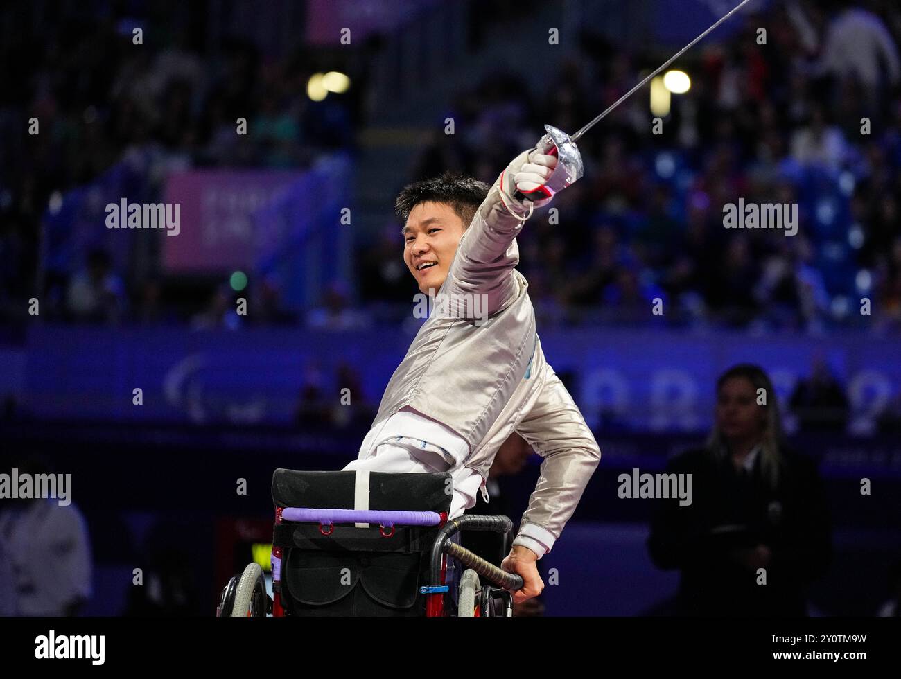 Paris, France. 3 septembre 2024. Feng Yanke de Chine célèbre après le Sabre masculin catégorie B d'escrime en fauteuil roulant contre Michal Dabrowski de Pologne aux Jeux paralympiques de Paris 2024 à Paris, France, le 3 septembre 2024. Crédit : Zhang Haofu/Xinhua/Alamy Live News Banque D'Images