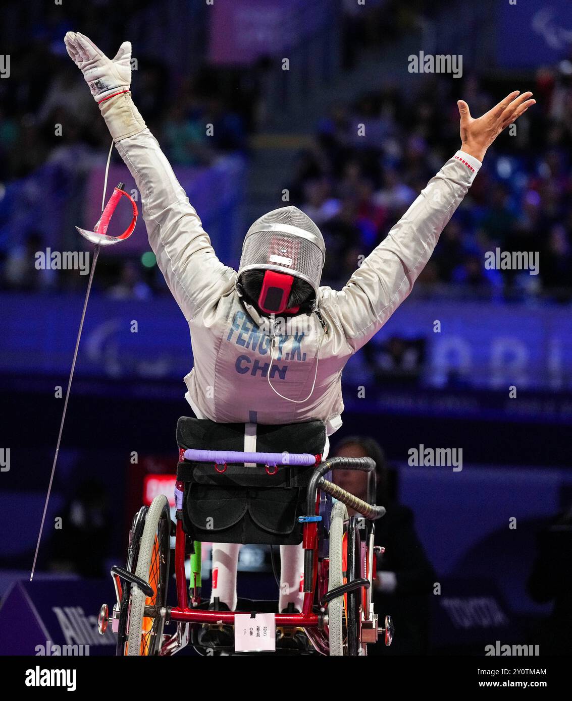 Paris, France. 3 septembre 2024. Feng Yanke de Chine célèbre après le Sabre masculin catégorie B d'escrime en fauteuil roulant contre Michal Dabrowski de Pologne aux Jeux paralympiques de Paris 2024 à Paris, France, le 3 septembre 2024. Crédit : Zhang Haofu/Xinhua/Alamy Live News Banque D'Images