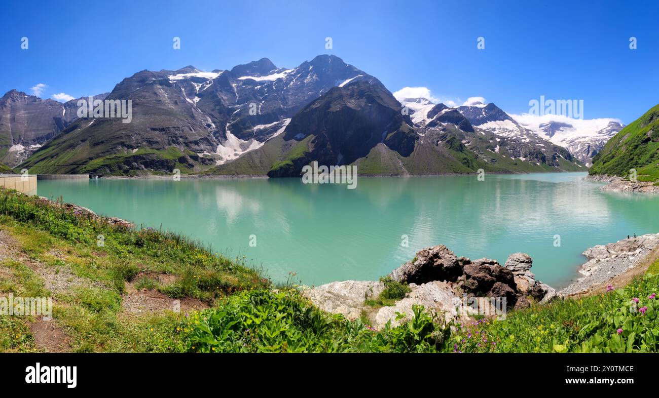 Paysage d'été idyllique avec montagne claire et lac alpin dans les Alpes, Autriche - Hohe Tauern près de Kaprun, Mooserboden Banque D'Images