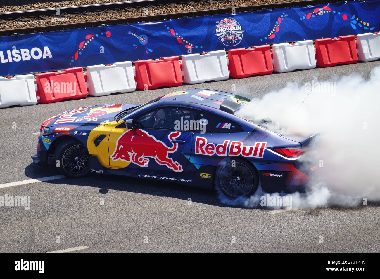 Red Bull Showrun Lisboa 2023. Démonstration de formule 1 pour les amateurs de sports mécaniques à Belém, Lisbonne, Portugal. Red Bull BMW M4 Drift car. Banque D'Images
