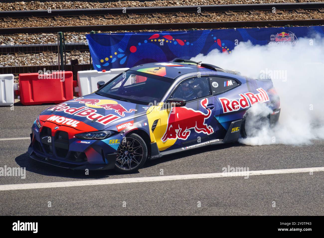 Red Bull Showrun Lisboa 2023. Démonstration de formule 1 pour les amateurs de sports mécaniques à Belém, Lisbonne, Portugal. Red Bull BMW M4 Drift car. Banque D'Images