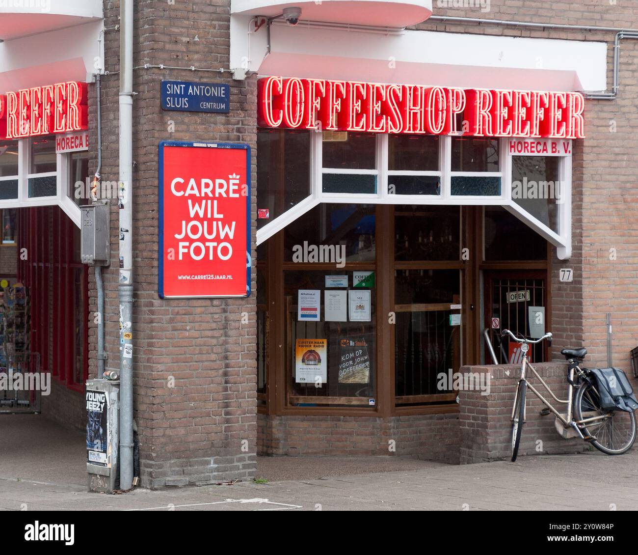 AMSTERDAM, PAYS-BAS - 08 MAI 2012 : vue extérieure du Coffee Shop Reefer sur Sint Antonie Slius Banque D'Images