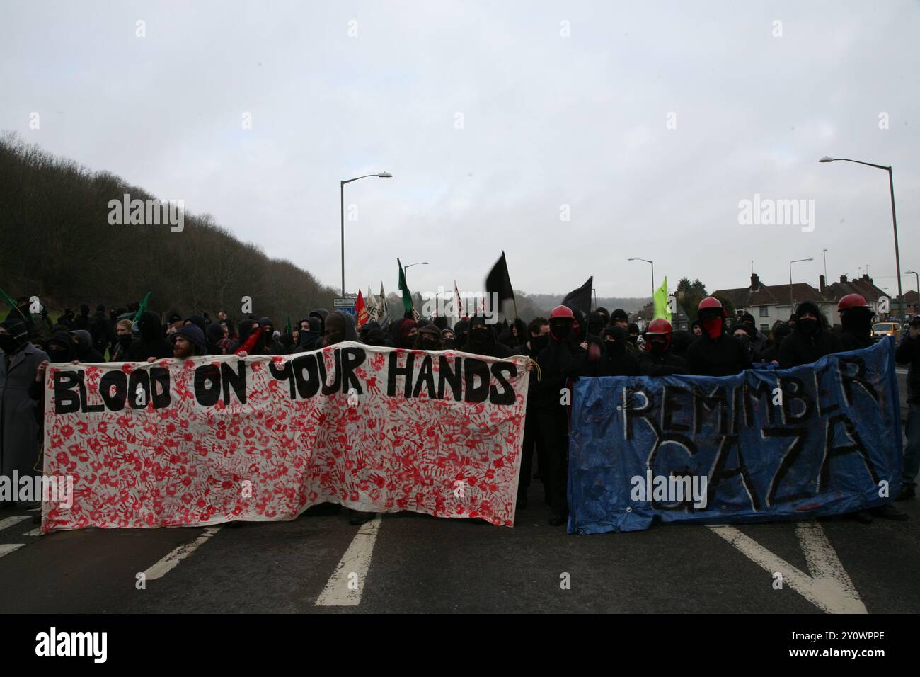 Démonstration usine d'armes de Gaza sous siège. Environ 300 manifestants se sont rassemblés à Brighton pour protester contre la présence de l'usine EDO MBM/ITT dans la ville et pour se souvenir de Gaza. Selon les militants du SMASHEDO, EDO MBM/ITT a produit des composants d'armes, qui ont été utilisés et sont encore utilisés dans les guerres en Irak et en Afghanistan et par les forces israéliennes contre les Palestiniens. Lors de la manifestation, des affrontements ont eu lieu entre les manifestants et la police britannique : 4 manifestants ont été blessés et 5 manifestants ont été arrêtés. Banque D'Images