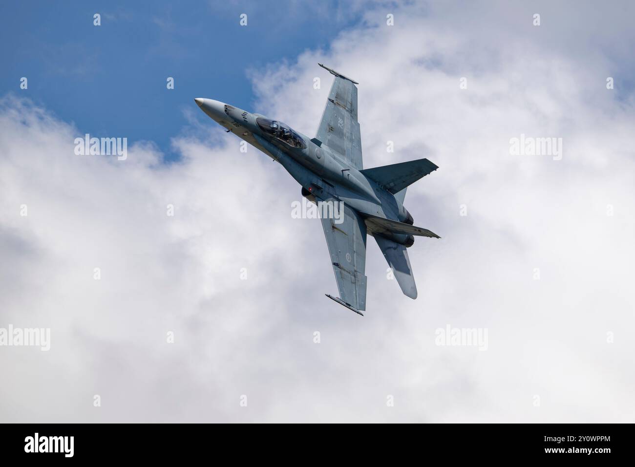 Un superbe spectacle volant de l'Aviation royale du Canada à bord de leur avion de combat CF-188 Hornet McDonnell Douglas au Air Tattoo en Angleterre Banque D'Images