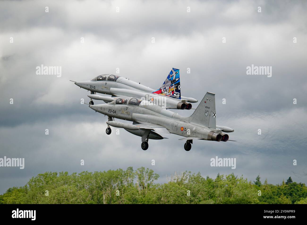 Deux avions Northrop SF-5 Freedom Fighter jets de la Force aérienne et spatiale espagnole décollent de la RAF Fairford après avoir participé au RIAT Banque D'Images