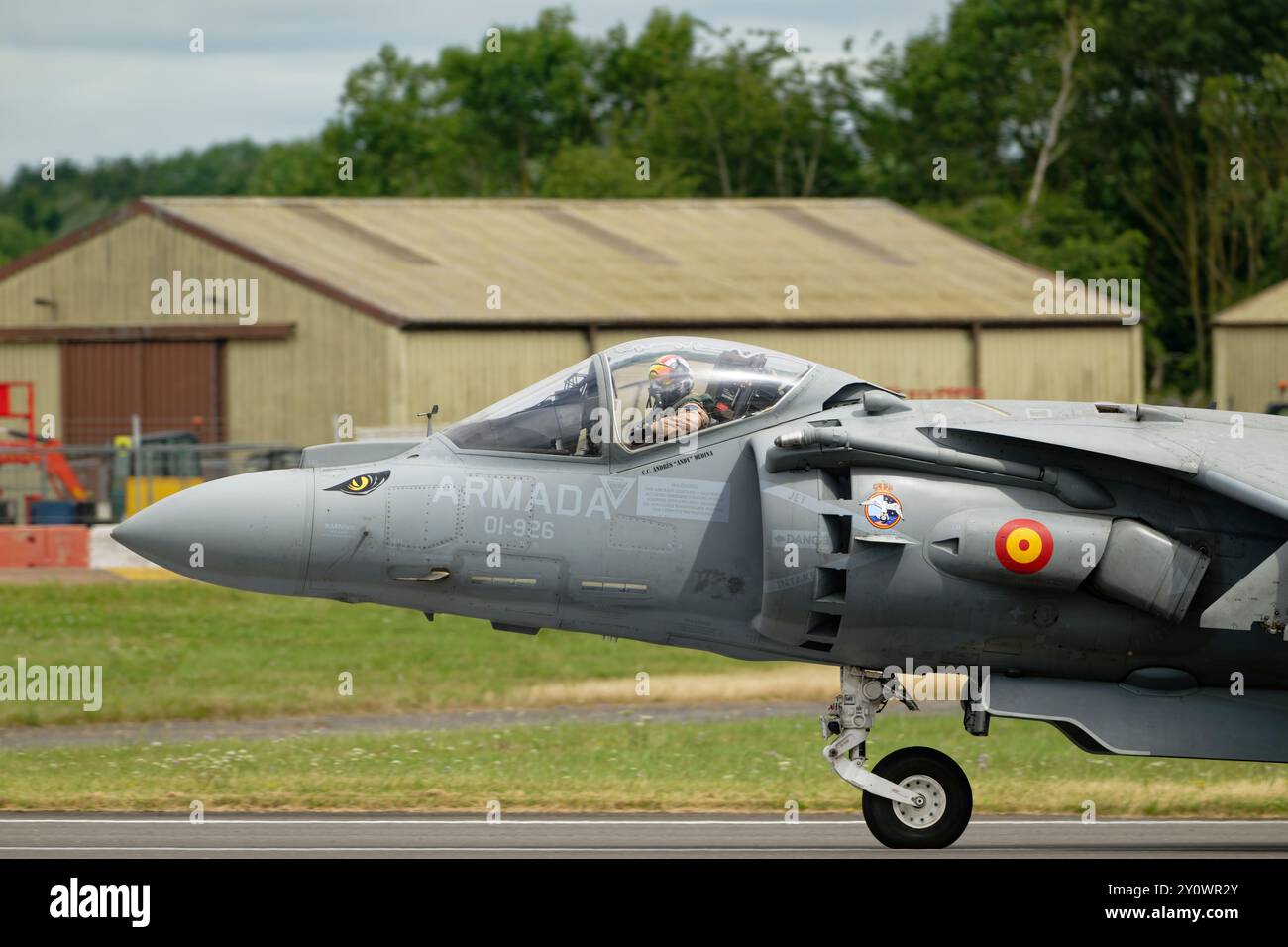 Le capitaine Andres Medina du 9 Escuadrilla Spanish Navy regarde la foule depuis le cockpit de son avion de chasse McDonnell Douglas AV-8B Harrier II Banque D'Images
