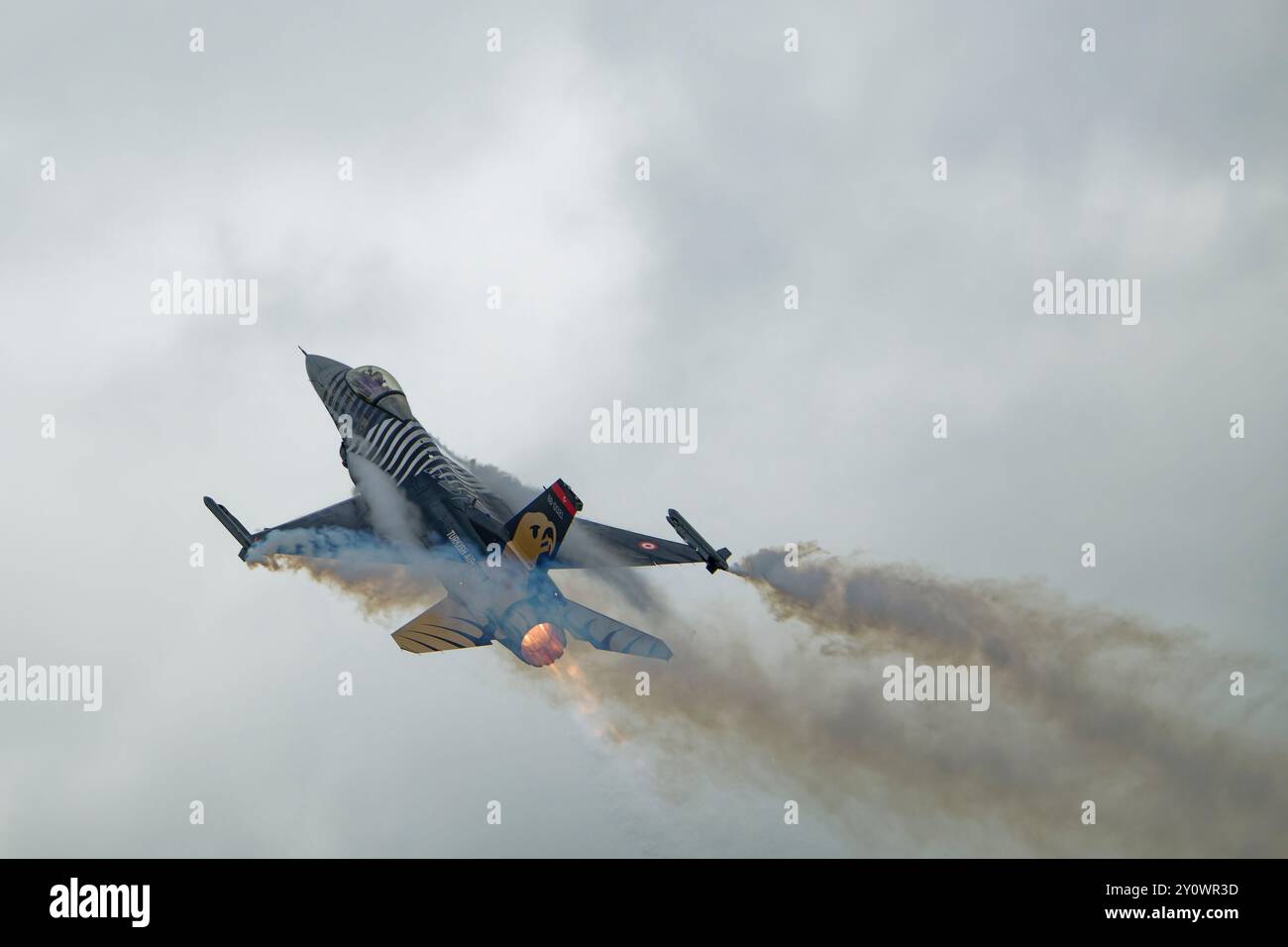 F-16C Fighting Falcon Fighting Fighter de l'armée de l'air turque 88-0021 le SoloTurk s'enfuit lors d'un spectacle acrobatique au Royal International Air Tattoo Banque D'Images