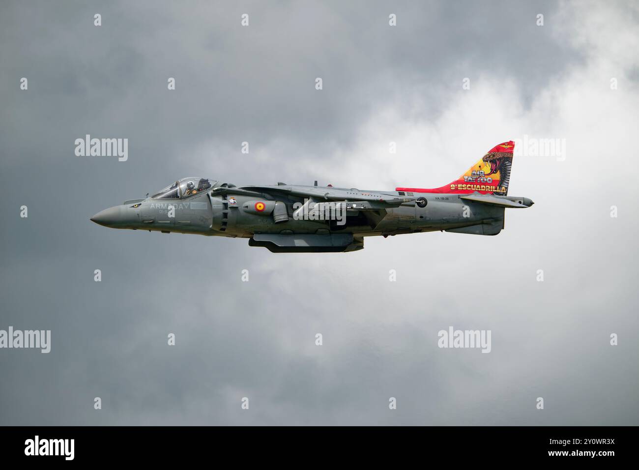McDonnell Douglas AV-8B Harrier II 01924 de la 9e Escuadrilla Marine espagnole planent au-dessus de la piste lors d'une superbe exposition au RIAT Banque D'Images