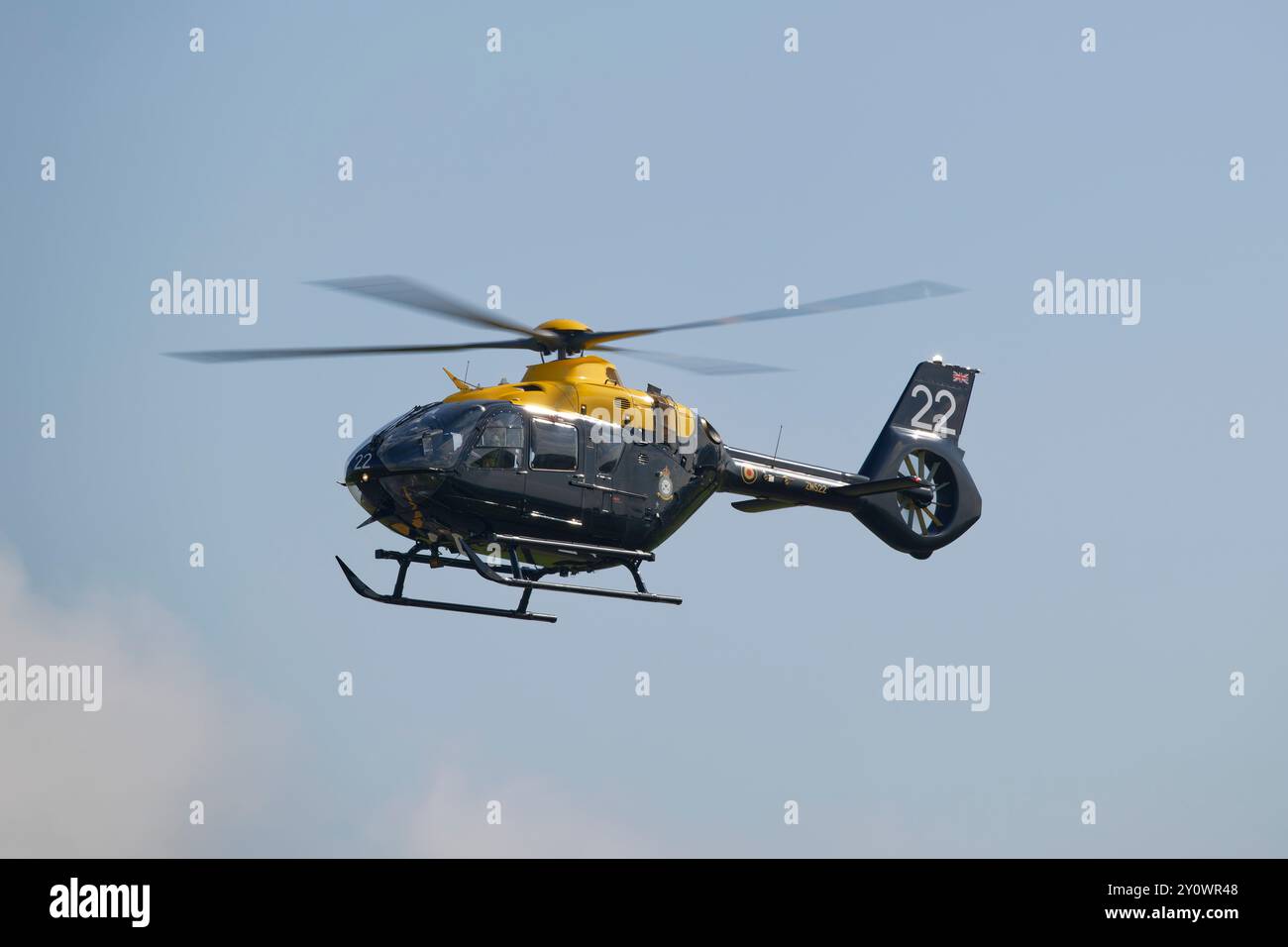 Airbus EC135 Juno HT1 L'hélicoptère ZM522 de la Royal Air Force No.1 Flying Training School arrive à la RAF Fairford pour le RIAT 2024 Banque D'Images