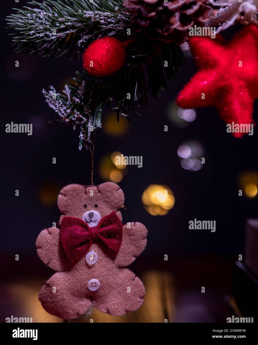 Boule d'arbre de Noël en forme de biscuit en pain d'épices avec des lumières bokeh en arrière-plan Banque D'Images