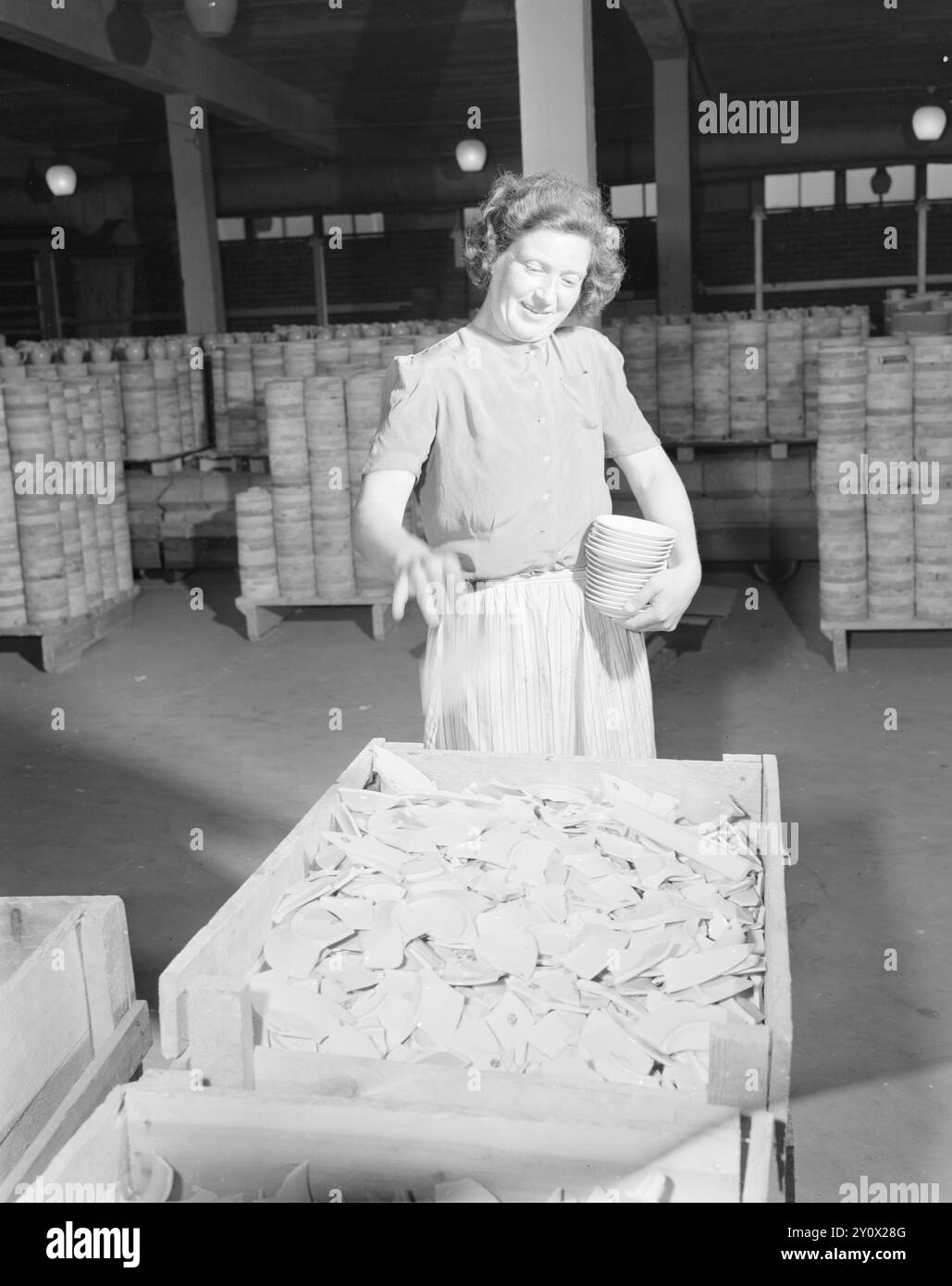 Aktuell 1950 : Igjen en ny fabrikkIndustrien i Porsgrunn og omegn formerer seg tydeligvis ved knoppskyting. Den siste bedriften er en utløper fra Porsgrunds Porselænsfabrik, A/S Sanitærporselen, den første og eneste i Norge som lager klosettskåler og vasker. Foto : Sverre A. Børretzen / Aktuell / NTB ***FOTO IKKE BILDEBEHANDLET*** le texte de cette image est traduit automatiquement Banque D'Images