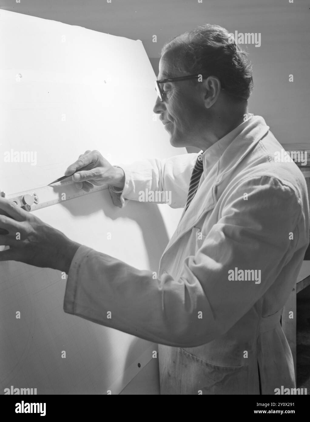 Aktuell 1950 : Igjen en ny fabrikkIndustrien i Porsgrunn og omegn formerer seg tydeligvis ved knoppskyting. Den siste bedriften er en utløper fra Porsgrunds Porselænsfabrik, A/S Sanitærporselen, den første og eneste i Norge som lager klosettskåler og vasker. Foto : Sverre A. Børretzen / Aktuell / NTB ***FOTO IKKE BILDEBEHANDLET*** le texte de cette image est traduit automatiquement Banque D'Images