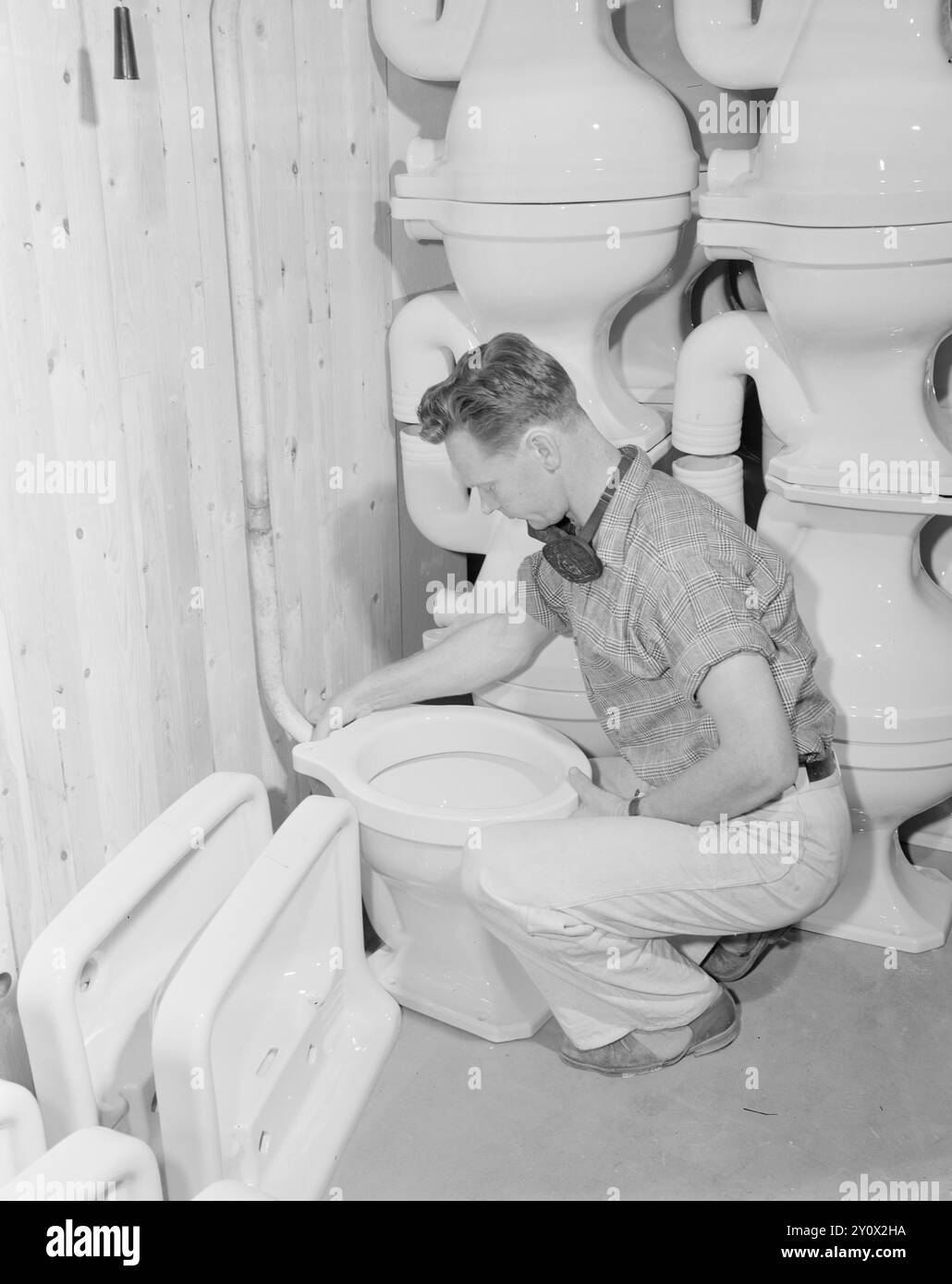 Aktuell 1950 : Igjen en ny fabrikkIndustrien i Porsgrunn og omegn formerer seg tydeligvis ved knoppskyting. Den siste bedriften er en utløper fra Porsgrunds Porselænsfabrik, A/S Sanitærporselen, den første og eneste i Norge som lager klosettskåler og vasker. Foto : Sverre A. Børretzen / Aktuell / NTB ***FOTO IKKE BILDEBEHANDLET*** le texte de cette image est traduit automatiquement Banque D'Images