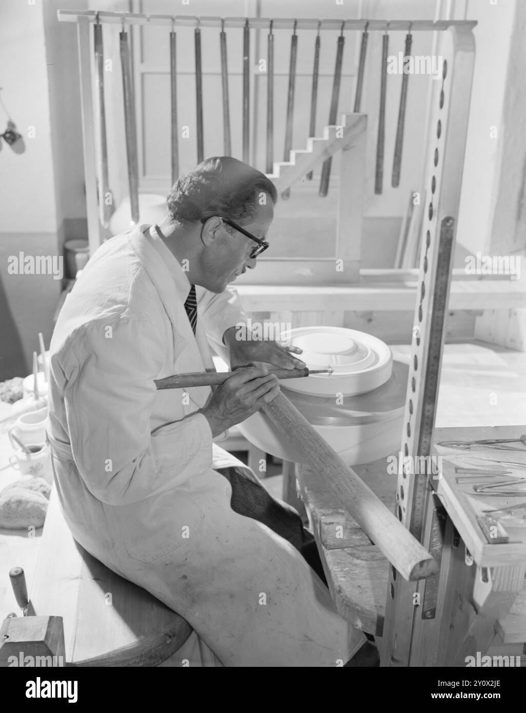 Aktuell 1950 : Igjen en ny fabrikkIndustrien i Porsgrunn og omegn formerer seg tydeligvis ved knoppskyting. Den siste bedriften er en utløper fra Porsgrunds Porselænsfabrik, A/S Sanitærporselen, den første og eneste i Norge som lager klosettskåler og vasker. Foto : Sverre A. Børretzen / Aktuell / NTB ***FOTO IKKE BILDEBEHANDLET*** le texte de cette image est traduit automatiquement Banque D'Images