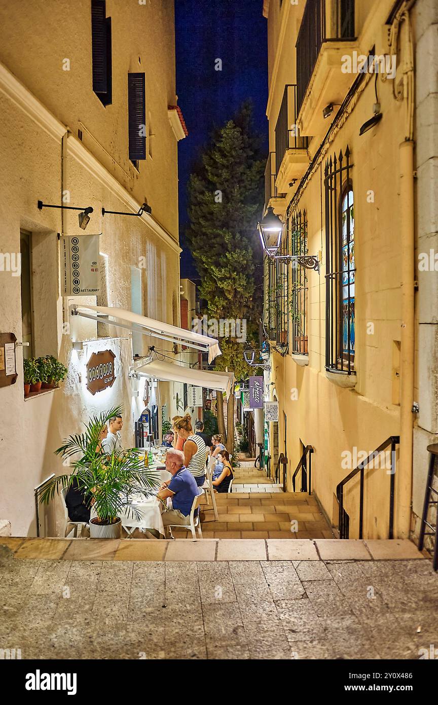 Sitges, Barcelone-04 septembre 2024 : dîner en plein air dans l'allée de Sitges Banque D'Images