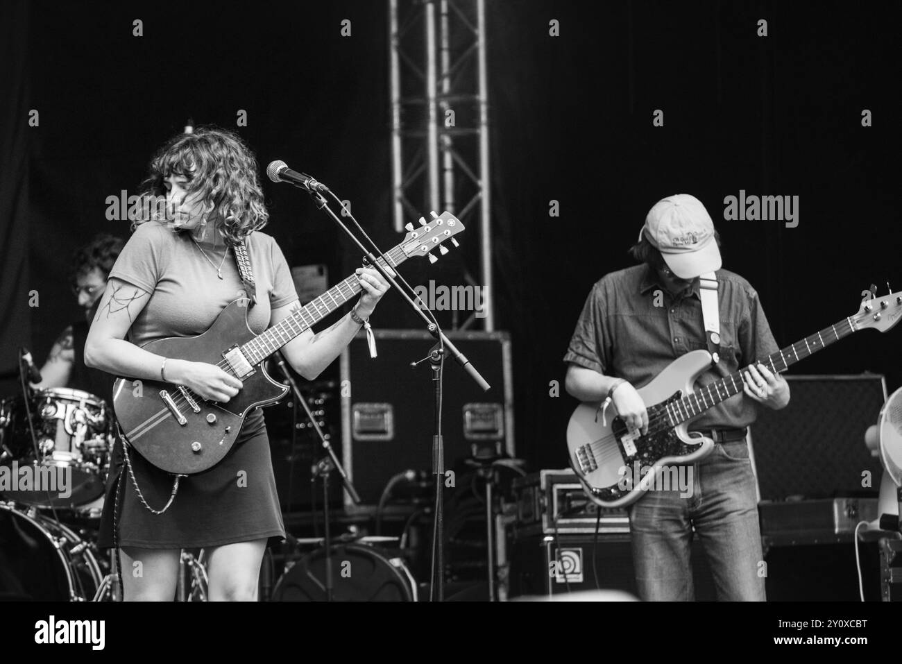 Plantoid, CONCERT, 2024 : chanteuse et guitariste Chloe Coyne du groupe Plantoid jouant avec les nouveaux groupes Rising Stage. Troisième jour du Green Man Festival 2024 au Glanusk Park, Brecon, pays de Galles. Photo : Rob Watkins. INFO : Plantoid a commencé comme un projet de partenaires de vie Chloe Coyne et Tom Coyne qui se sont rencontrés en tant qu'étudiants au Lincoln College au Royaume-Uni. Le duo a une passion pour la musique de style fusion décalée mélangeant les styles disparates du psychédélique avec le jazz, le rock indépendant, le rock mathématique, le post-punk et d'autres sons ethniques Banque D'Images