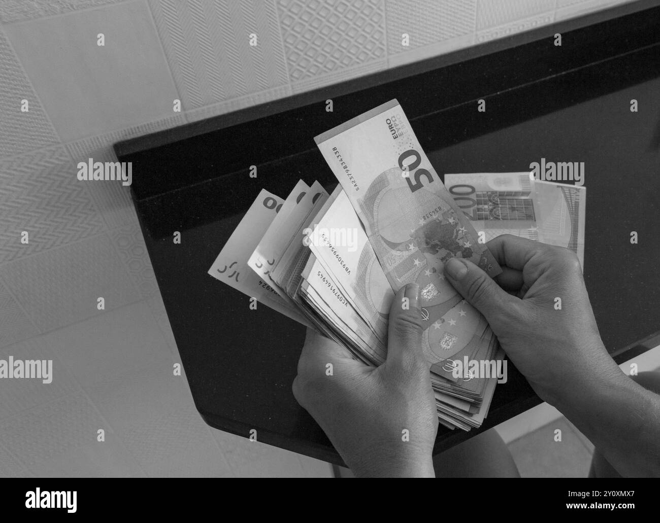 Billets en euros de montants différents remis d'une seule main. Concept : économie Banque D'Images