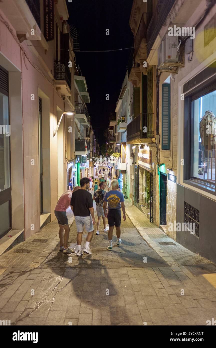 Sitges, Barcelone-04 septembre 2024 : L'essence de la vie nocturne se reflète dans cette image d'une rue typiquement espagnole avec des visiteurs. Banque D'Images