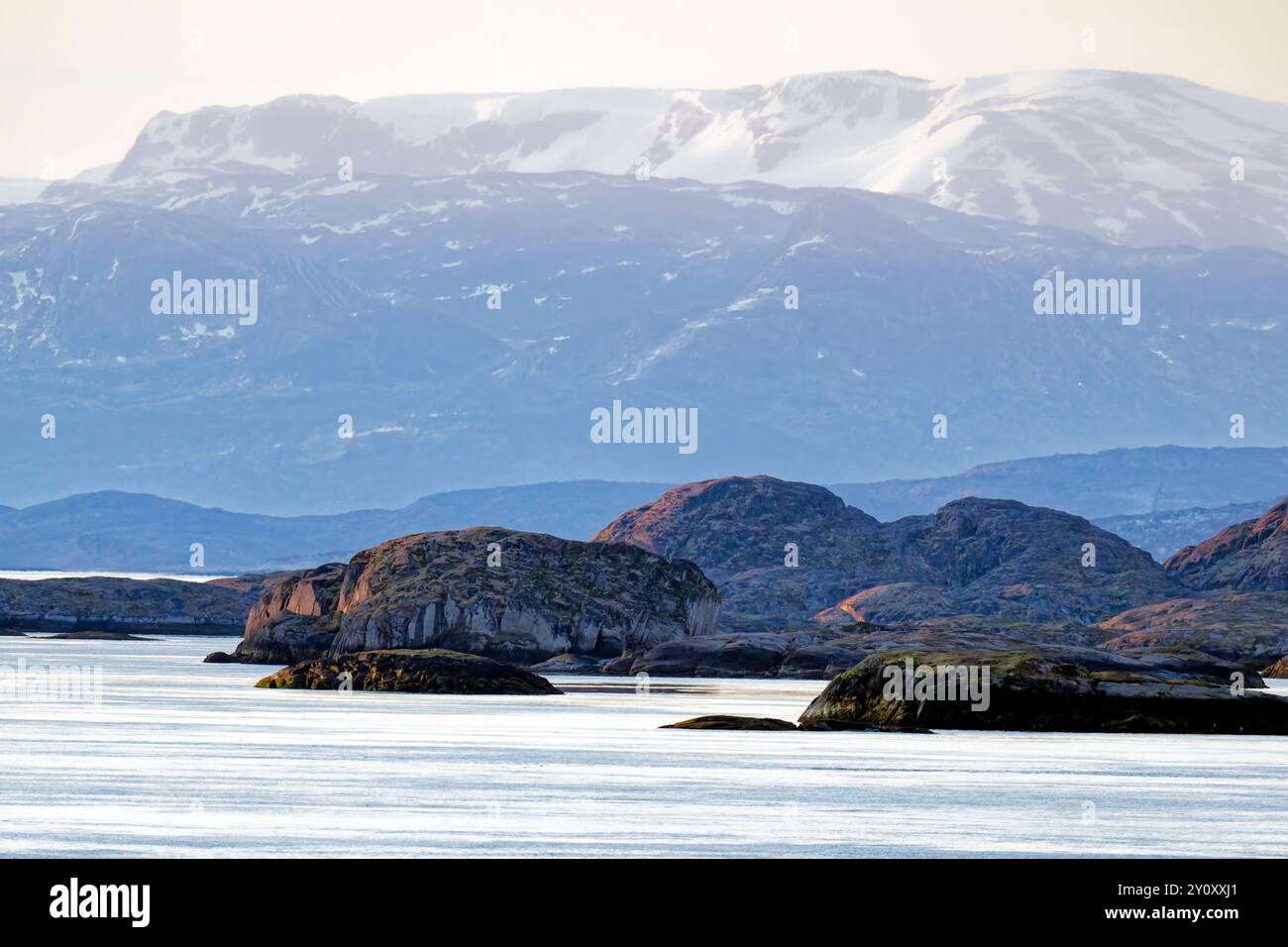 Une vue matinale brumeuse des montagnes du Groenland depuis le port de Nuuk Banque D'Images