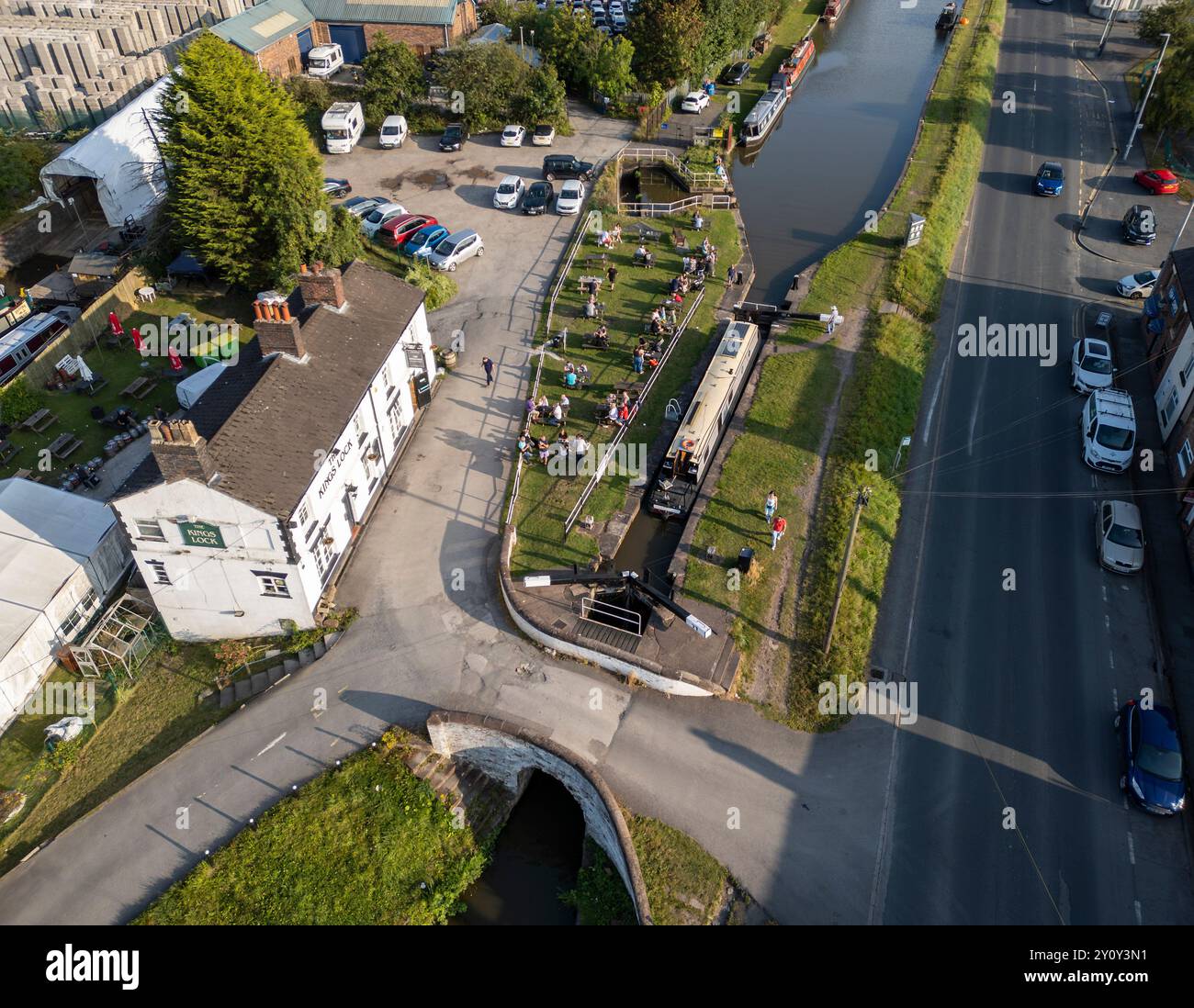 Pub King's Lock et lustre sur le canal Trent et Mersey à Middlewich, Cheshire, Angleterre Banque D'Images