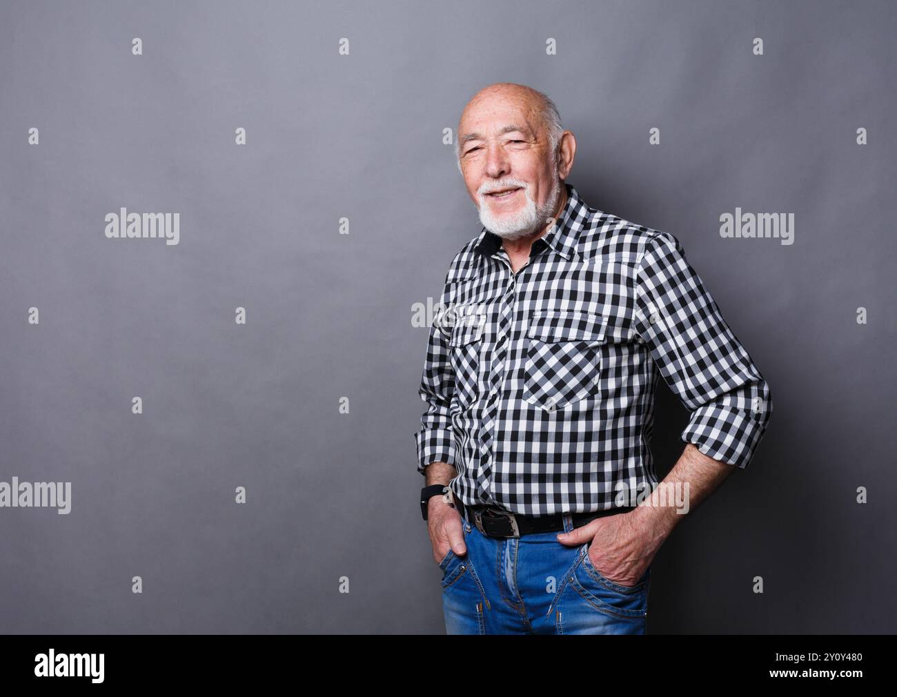 Homme senior sérieux posant les mains sur les hanches Banque D'Images