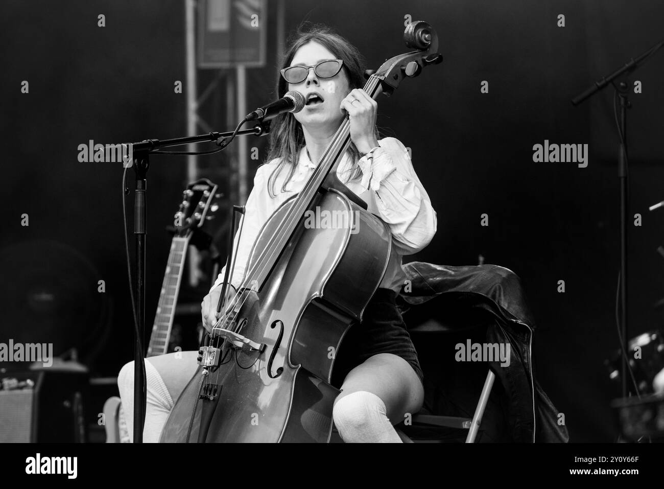 THE NEW EVES, CONCERT, 2024 : Nina Winder-Lind du groupe The New Eves joue avec les nouveaux groupes Rising Stage. Troisième jour du Green Man Festival 2024 au Glanusk Park, Brecon, pays de Galles. Photo : Rob Watkins. INFO : les New Eves sont un quatuor musical entièrement féminin formé en 2021. Ils sont également peintres, danseurs, écrivains et photographes de tout le monde underground tentaculaire de Brighton, le groupe est fier d’une esthétique de bricolage dévouée, concevant toutes leurs propres œuvres d’art, réalisant leurs propres clips musicaux et coproduisant tout leur propre matériel. Banque D'Images