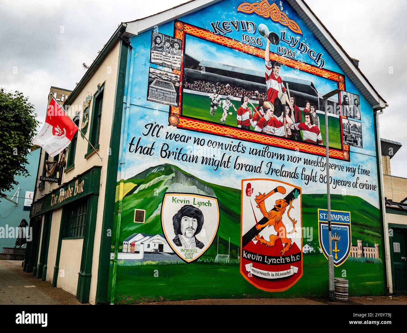 Dungive, Irlande. 02 juillet 2024. Une murale en l'honneur de Kevin Lynch, un républicain irlandais et membre de l'Armée de libération nationale irlandaise. Le sentier 'Ireland Way' va du sud de la République d'Irlande à l'Irlande du Nord, et entre les croisements de plusieurs petites villes qui représentent très bien l'Irlande rurale. (Photo par Ana Fernandez/SOPA images/SIPA USA) crédit : SIPA USA/Alamy Live News Banque D'Images