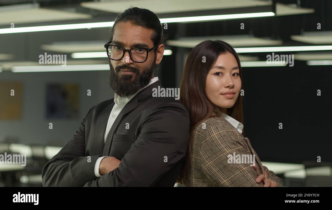 Deux collègues multiraciaux collègues divers gens d'affaires partenaires multiethniques gestionnaires asiatique fille femme d'affaires femme coréenne femmes croisées les mains Banque D'Images