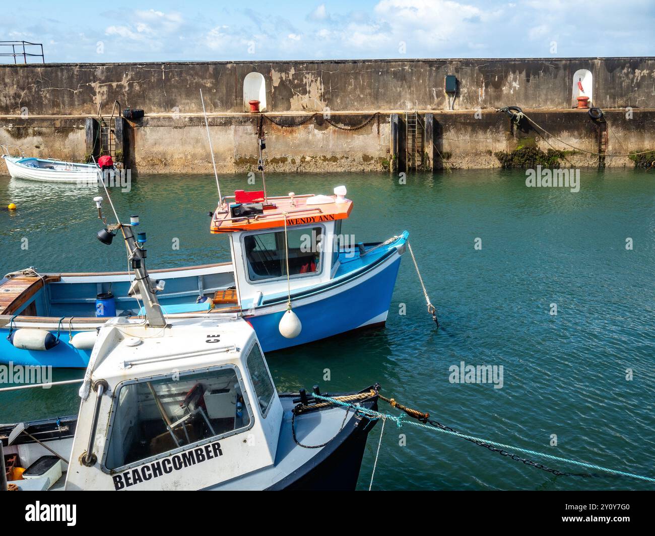 Portrush, Irlande. 04 juillet 2024. Une vue des bateaux de pêche attachés dans un petit port. Le sentier 'Ireland Way' va du sud de la République d'Irlande à l'Irlande du Nord, et entre les croisements de plusieurs petites villes qui représentent très bien l'Irlande rurale. (Photo par Ana Fernandez/SOPA images/SIPA USA) crédit : SIPA USA/Alamy Live News Banque D'Images