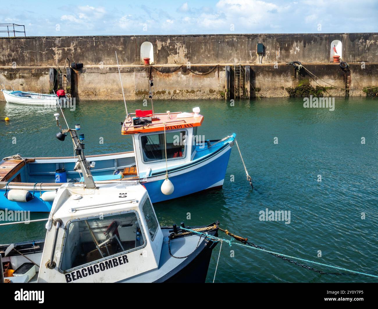 Portrush, Irlande. 4 juillet 2024. Une vue des bateaux de pêche attachés dans un petit port. Le sentier 'Ireland Way' va du sud de la République d'Irlande à l'Irlande du Nord, et entre les croisements de plusieurs petites villes qui représentent très bien l'Irlande rurale. (Crédit image : © Ana Fernandez/SOPA images via ZUMA Press Wire) USAGE ÉDITORIAL SEULEMENT! Non destiné à UN USAGE commercial ! Banque D'Images