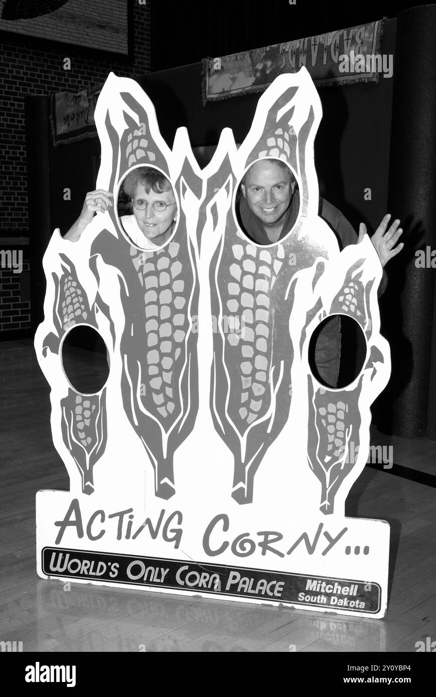 Couple caucasien, 55–60 ans, appréciant leur visite au Corn Palace Convention & Visitors Bureau à Mitchell, Dakota du Sud, États-Unis. Banque D'Images