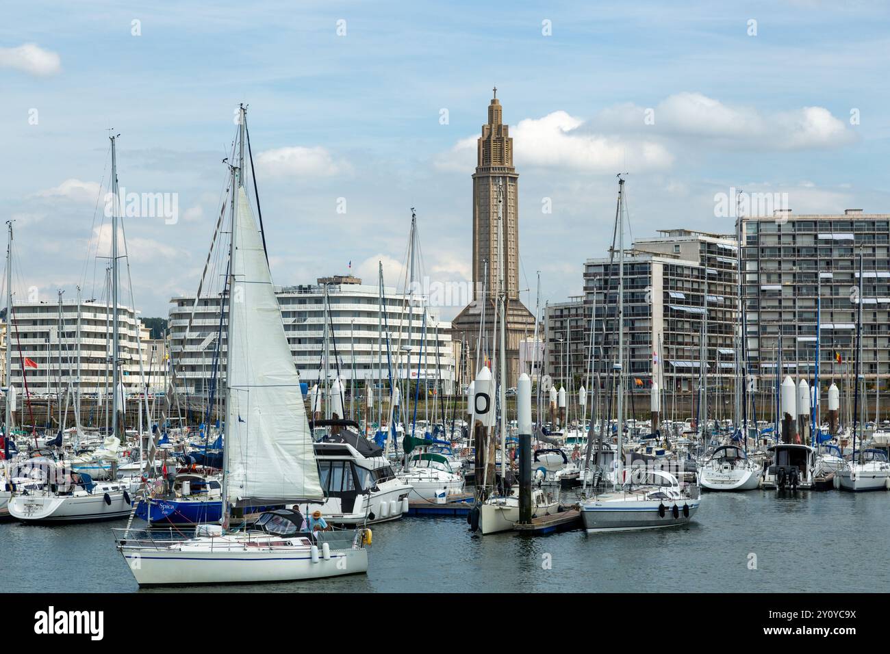 Le Havre Harbour avec l'église de la préparation Joseph en arrière-plan, le Havre, France Banque D'Images