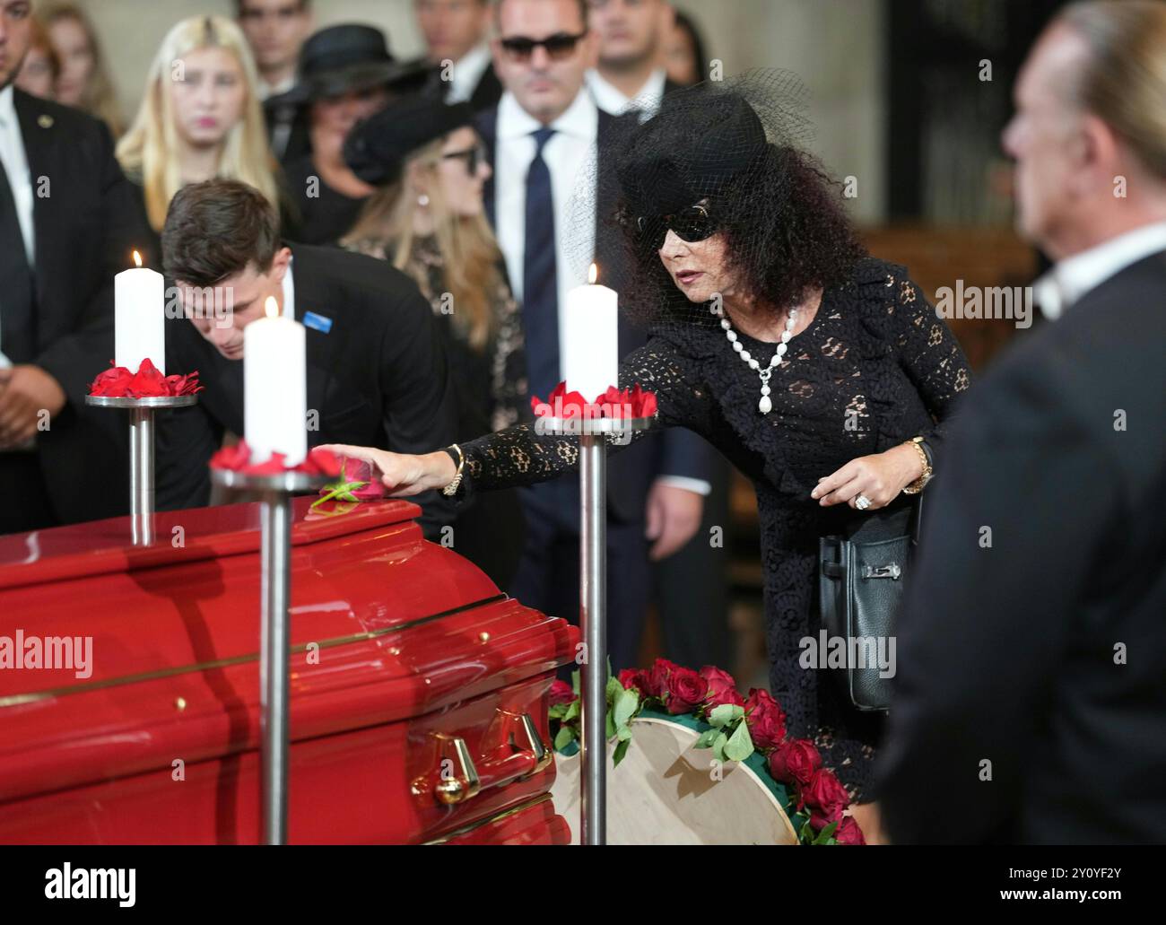 ABD0006_20240831 - Richard Lugner Funeral, Farewell and Memorial service, Holy Mass, tenu Stephen's Cathedral, Vienna, Austria, le 31 août 2024. Christina Lugner - 20240831_PD0777 Banque D'Images
