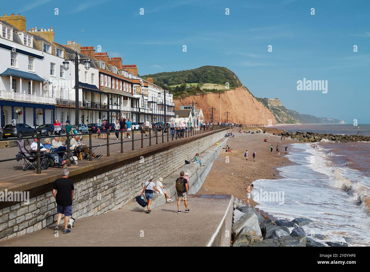 Vue le long de l'Esplanade et Sidmouth Town Beach vers les falaises rouges de la côte jurassique, Sidmouth, Royaume-Uni Banque D'Images