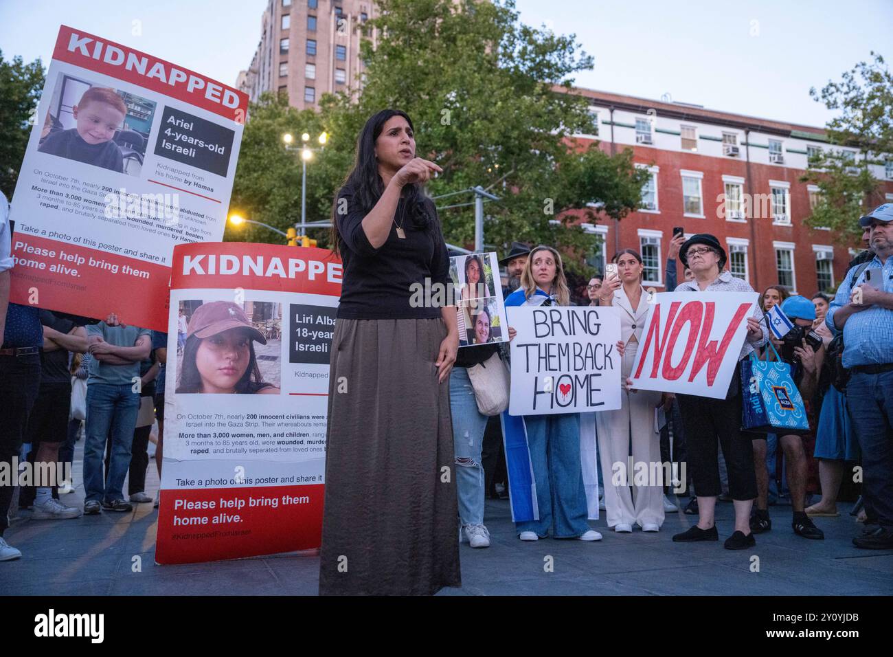 New York, États-Unis. 03 septembre 2024. Les gens de Washington Square Park, New York, NY le 3 septembre 2024 se rassemblent pour se souvenir des 6 otages israéliens, Hersh Goldberg-Polin, Eden Yerushalmi, Ori Danino, Alex Lobanov, Carmel Gat, et Almog Sarusi, qui ont été tués récemment. (Photo de Lily Ride/Sipa USA) crédit : Sipa USA/Alamy Live News Banque D'Images