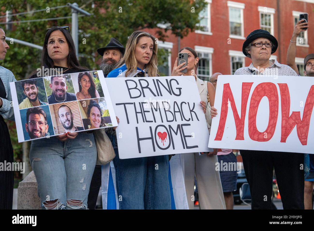 New York, États-Unis. 03 septembre 2024. Les gens de Washington Square Park, New York, NY le 3 septembre 2024 se rassemblent pour se souvenir des 6 otages israéliens, Hersh Goldberg-Polin, Eden Yerushalmi, Ori Danino, Alex Lobanov, Carmel Gat, et Almog Sarusi, qui ont été tués récemment. (Photo de Lily Ride/Sipa USA) crédit : Sipa USA/Alamy Live News Banque D'Images