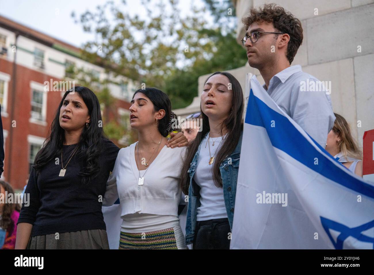 New York, États-Unis. 03 septembre 2024. Les gens de Washington Square Park, New York, NY le 3 septembre 2024 se rassemblent pour se souvenir des 6 otages israéliens, Hersh Goldberg-Polin, Eden Yerushalmi, Ori Danino, Alex Lobanov, Carmel Gat, et Almog Sarusi, qui ont été tués récemment. (Photo de Lily Ride/Sipa USA) crédit : Sipa USA/Alamy Live News Banque D'Images