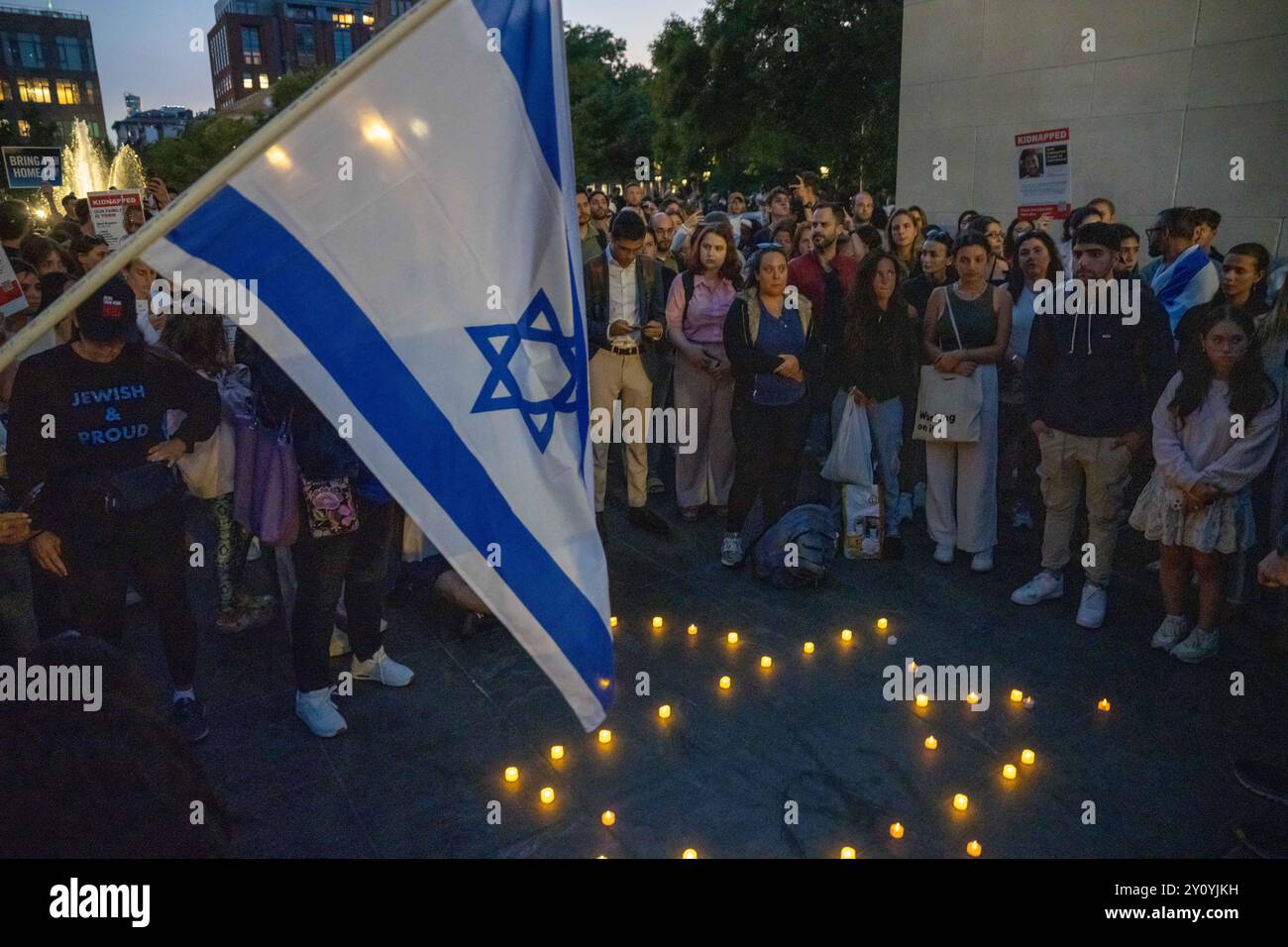 New York, États-Unis. 03 septembre 2024. Les gens de Washington Square Park, New York, NY le 3 septembre 2024 se rassemblent pour se souvenir des 6 otages israéliens, Hersh Goldberg-Polin, Eden Yerushalmi, Ori Danino, Alex Lobanov, Carmel Gat, et Almog Sarusi, qui ont été tués récemment. (Photo de Lily Ride/Sipa USA) crédit : Sipa USA/Alamy Live News Banque D'Images