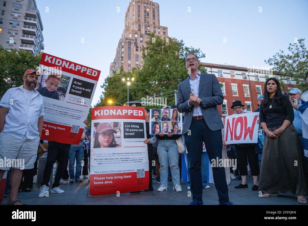 New York, États-Unis. 03 septembre 2024. Les gens de Washington Square Park, New York, NY le 3 septembre 2024 se rassemblent pour se souvenir des 6 otages israéliens, Hersh Goldberg-Polin, Eden Yerushalmi, Ori Danino, Alex Lobanov, Carmel Gat, et Almog Sarusi, qui ont été tués récemment. (Photo de Lily Ride/Sipa USA) crédit : Sipa USA/Alamy Live News Banque D'Images