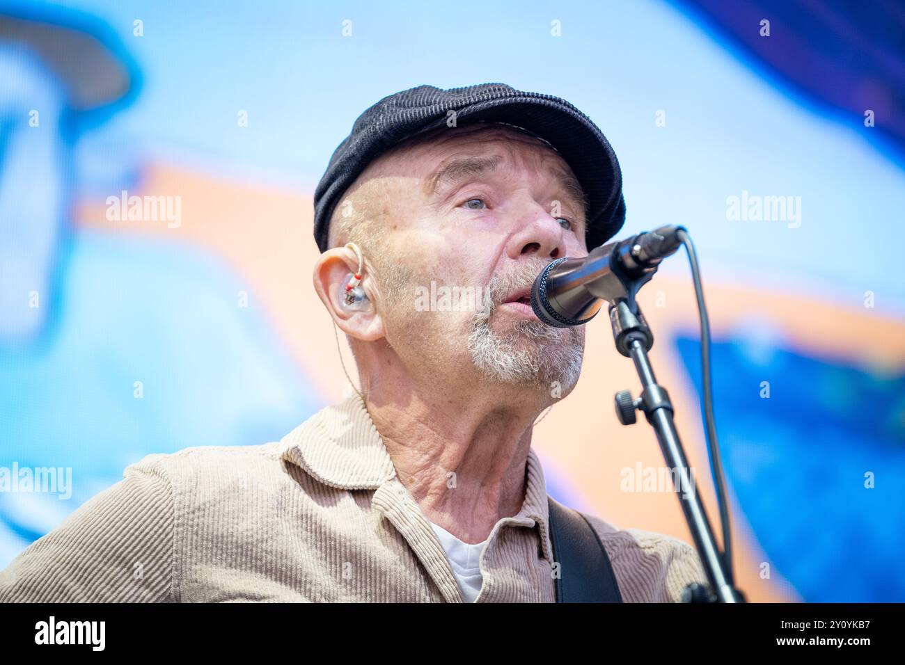 Trondheim, Norvège. 17 août 2024. Le groupe pop norvégien Tre Små Kinesere perferms un concert live lors du festival de musique norvégien Pstereo Festival 2024 à Trondheim. Ici, le chanteur et musicien Ulf Risnes est vu en direct sur scène. Banque D'Images