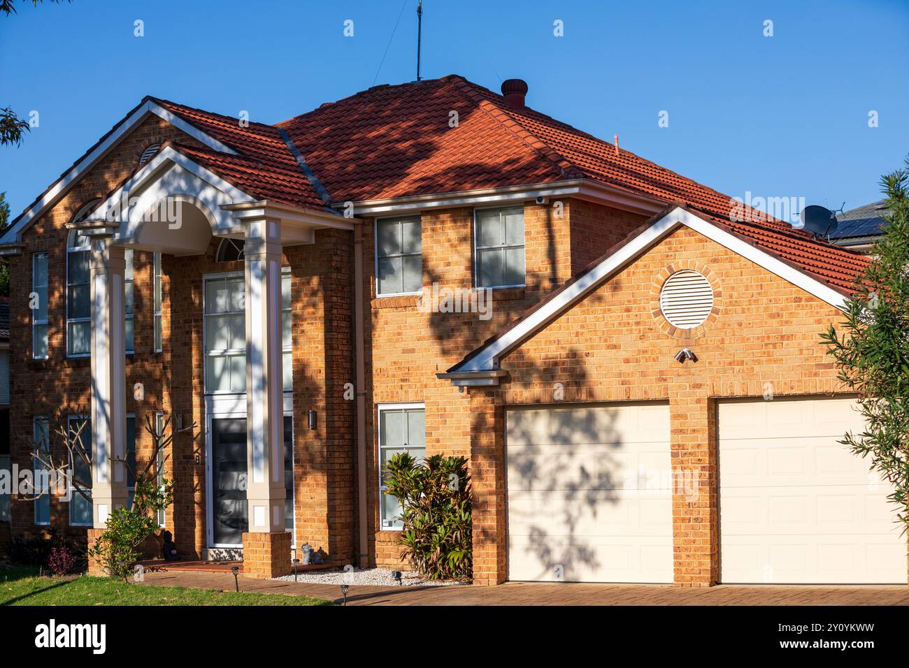 Sydney, Nouvelle-Galles du Sud, Australie - 2 septembre 2024. Tôt le matin, un soleil tamisé frappe une maison moderne haut de gamme en placage de briques de deux étages dans la banlieue de Sydney. Banque D'Images