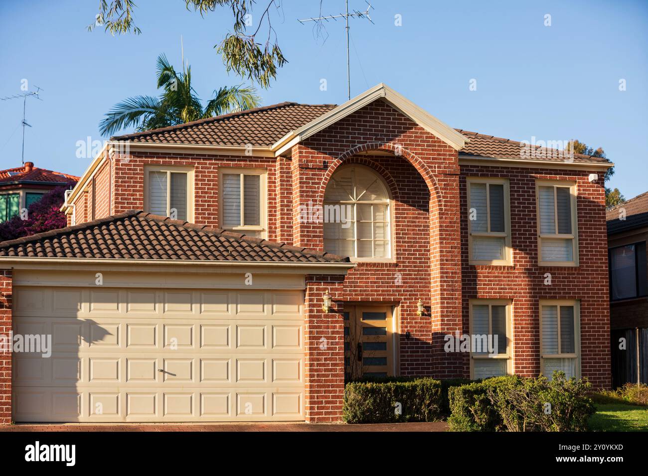 Sydney, Nouvelle-Galles du Sud, Australie - 2 septembre 2024. Soleil matinal sur une maison moderne haut de gamme en placage de briques dans la banlieue de Sydney. Banque D'Images