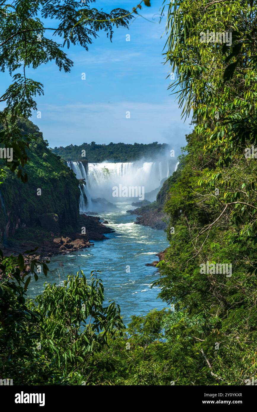 Parc national des chutes d'Iguazu en Argentine à droite avec le Brésil à gauche. Un site classé au patrimoine mondial de l'UNESCO. Sur la photo est la gorge du diable ou Garganta del D. Banque D'Images